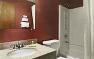 In-room Bathroom 7 Super 8 by Wyndham Kalamazoo