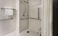 In-room Bathroom 4 Super 8 by Wyndham Madison South