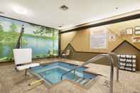 Swimming Pool Super 8 by Wyndham Milwaukee Airport