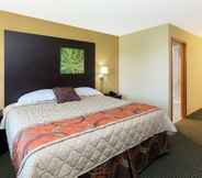 Bedroom 5 Super 8 by Wyndham Perry IA