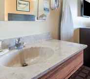 In-room Bathroom 4 Super 8 by Wyndham Higginsville