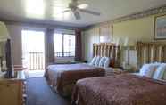 Kamar Tidur 5 Super 8 by Wyndham Bridgeview of Mackinaw City