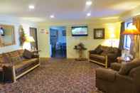 Lobby Super 8 by Wyndham Bridgeview of Mackinaw City