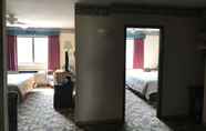 Bedroom 6 Super 8 by Wyndham Bridgeview of Mackinaw City