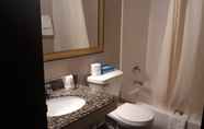 Toilet Kamar 2 Baymont by Wyndham Rochester Mayo Clinic Area