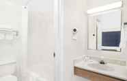 Phòng tắm bên trong 7 Super 8 by Wyndham Middletown
