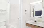 In-room Bathroom 7 Super 8 by Wyndham Middletown