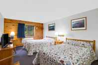 Bedroom Super 8 by Wyndham Lake George/Warrensburg Area