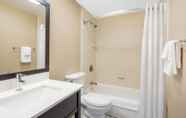Toilet Kamar 2 Super 8 by Wyndham Nyack NY