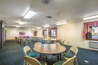 Sảnh chức năng Motel 6 Saukville, WI