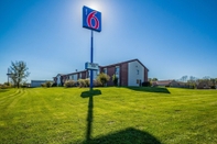 Bên ngoài Motel 6 Saukville, WI