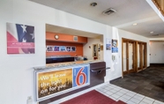 Lobby 3 Motel 6 Saukville, WI