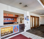 Lobby 3 Motel 6 Saukville, WI