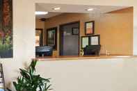 Lobby Super 8 by Wyndham Oneida Verona