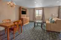 Common Space Super 8 by Wyndham Oshkosh Airport