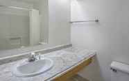 Phòng tắm bên trong 6 Super 8 by Wyndham Oshkosh Airport