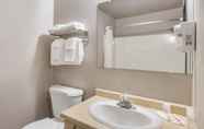 In-room Bathroom 7 Super 8 by Wyndham Green Bay Near Stadium