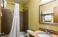 Phòng tắm bên trong 2 City Center Inn Newport News - Hampton