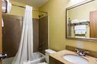 Phòng tắm bên trong City Center Inn Newport News - Hampton