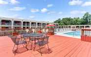 Swimming Pool 3 Super 8 by Wyndham Williamsburg/Historic Area