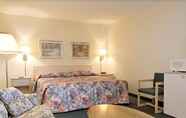 Bedroom 5 Super 8 by Wyndham Lexington