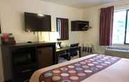 Bilik Tidur 5 Super 8 by Wyndham Lacey Olympia Area