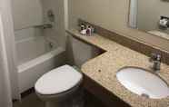 In-room Bathroom 7 Super 8 by Wyndham Bend