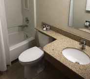 In-room Bathroom 7 Super 8 by Wyndham Bend