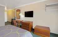 Bedroom 6 Super 8 by Wyndham Hollywood/LA Area