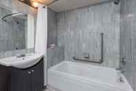 In-room Bathroom Super 8 by Wyndham Guelph