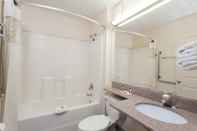 Toilet Kamar Executive East Syracuse Hotel