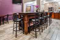 Bar, Cafe and Lounge SureStay Plus Hotel by Best Western Kearney Liberty North