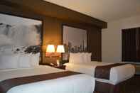 Bedroom Super 8 by Wyndham Ambassador Bridge Windsor ON