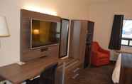 Bedroom 7 Super 8 by Wyndham Ambassador Bridge Windsor ON