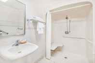 In-room Bathroom Super 8 by Wyndham Ambassador Bridge Windsor ON