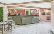 Lobby 3 Super 8 by Wyndham Ambassador Bridge Windsor ON