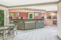 Lobby Super 8 by Wyndham Ambassador Bridge Windsor ON