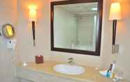 In-room Bathroom 3 Shreaton Al Khalidiya Hotel