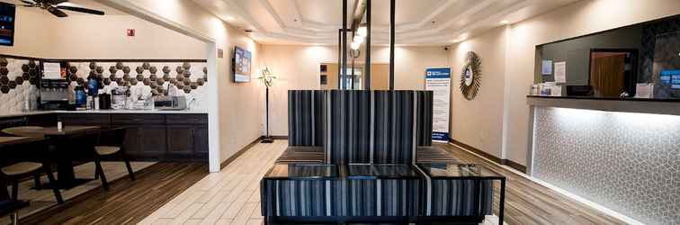 Lobby SureStay Plus Hotel by Best Western Topeka Northwest