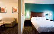 Kamar Tidur 4 SureStay Plus Hotel by Best Western Topeka Northwest