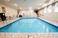 สระว่ายน้ำ SureStay Plus Hotel by Best Western Topeka Northwest