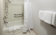 In-room Bathroom 6 Courtyard by Marriott Wichita East