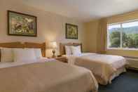 Bedroom Days Inn & Conference Centre by Wyndham Penticton