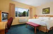 Bedroom 6 Days Inn & Conference Centre by Wyndham Penticton