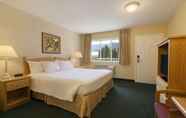 Bedroom 7 Days Inn & Conference Centre by Wyndham Penticton