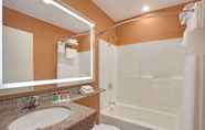 Toilet Kamar 5 Ramada by Wyndham Bronx