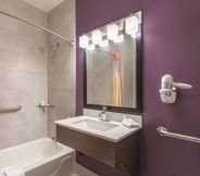 In-room Bathroom 7 La Quinta Inn & Suites by Wyndham Hopkinsville