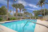 Swimming Pool Fairfield Inn and Suites by Marriott Jupiter