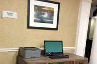 Functional Hall Quality Inn Oak Ridge