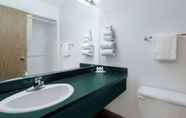 In-room Bathroom 4 Super 8 by Wyndham Morden